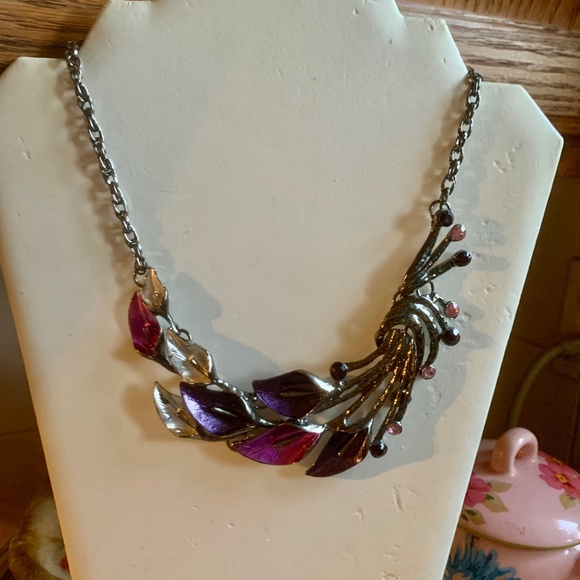 💜 Purple Calla Lilies Leaf Spray & Crystals Silver Tone Statement Necklace 💜 - Picture 4 of 7